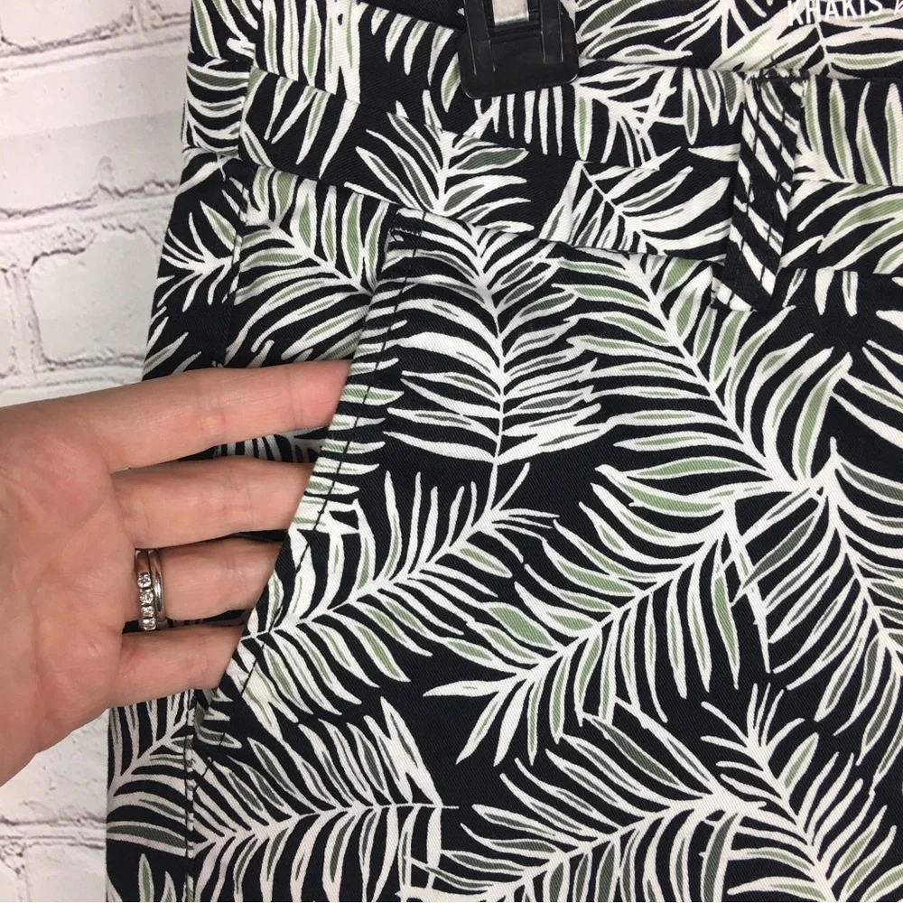 GAP Khaki Tropical Print Bermuda Shorts Womens 8 Black White Palm Leaf